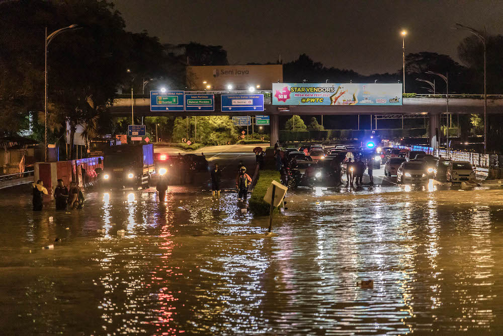 Motorists are left stranded as floodwaters rise along Jalan Tun Razak in Kuala Lumpur amid incessant rain, December 19, 2021. u00e2u20acu201d Picture by Firdaus Latif