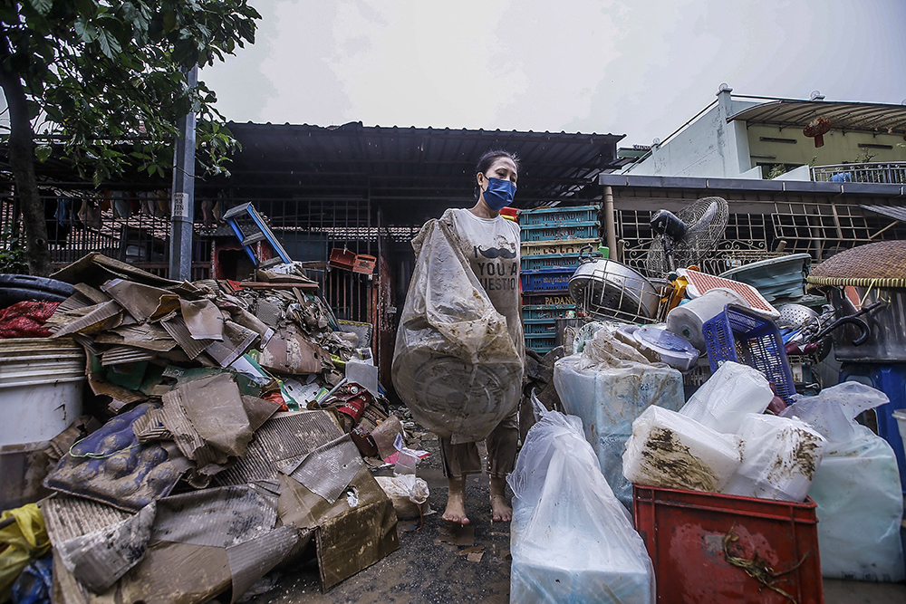 Residents in the Chow Kit area clean up after floods hit Kuala Lumpur December 19, 2021. u00e2u20acu201d Picture by Hari Anggara