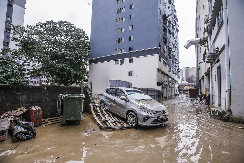 The aftermath of massive floods in Chow Kit, Kuala Lumpur December 19, 2021. — Picture by Hari Anggara