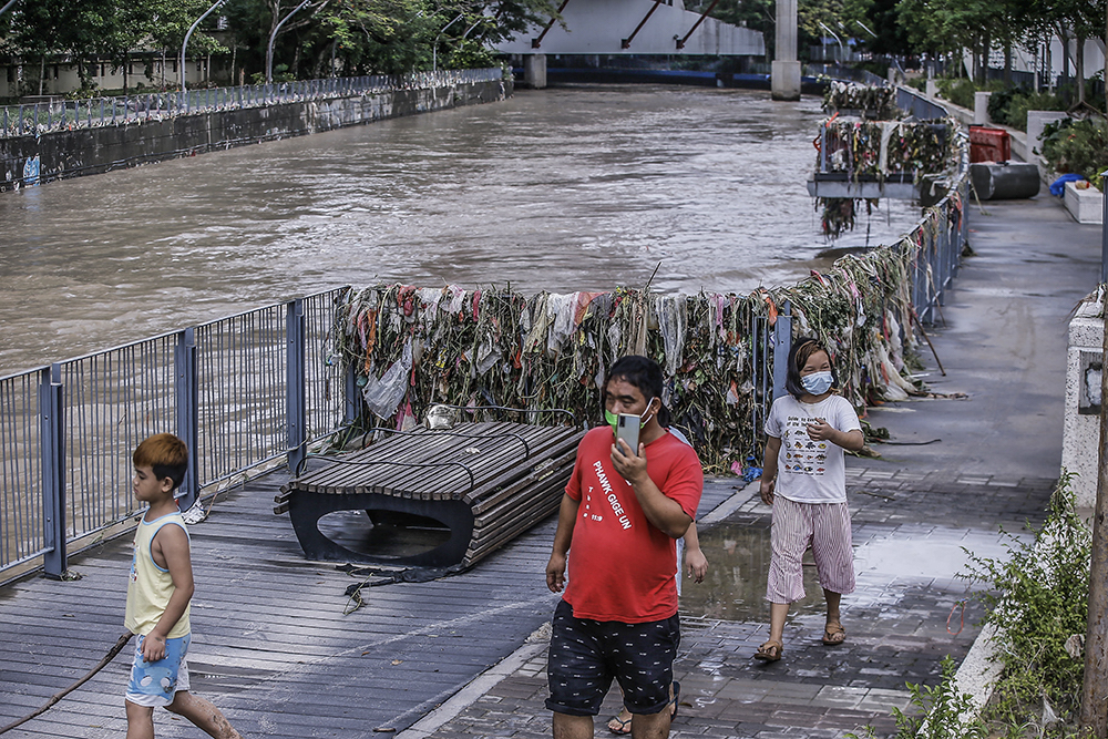 A general picture of the flood situation in the Chow Kit area after floods hit Kuala Lumpur December 19, 2021. u00e2u20acu201d Picture by Hari Anggara