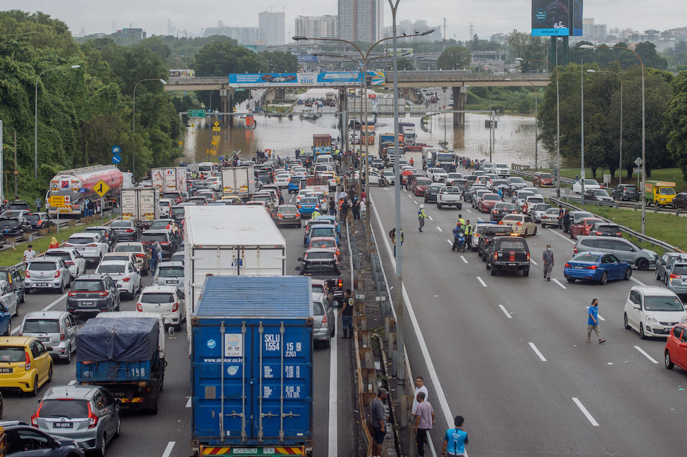 The Federal Highway was rendered impassable after persistent rainfall caused floods in the Klang Valley December 19, 2021.u00e2u20acu2022 Picture by Shafwan Zaidon