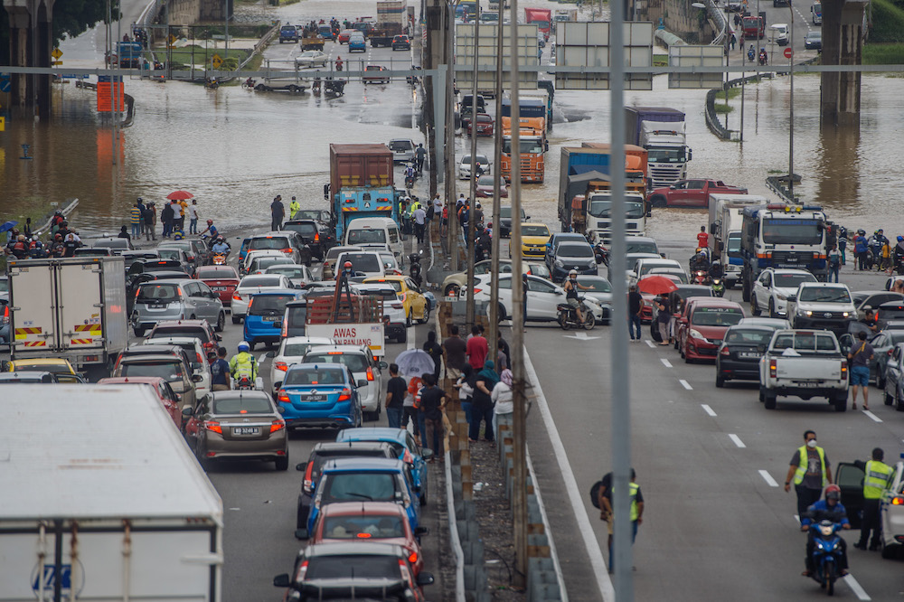 The Federal Highway was rendered impassable after persistent rainfall caused floods in the Klang Valley December 19, 2021.u00e2u20acu2022 Picture by Shafwan Zaidon