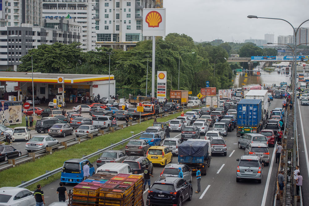 The Federal Highway was rendered impassable after persistent rainfall caused floods in the Klang Valley December 19, 2021.u00e2u20acu2022 Picture by Shafwan Zaidon