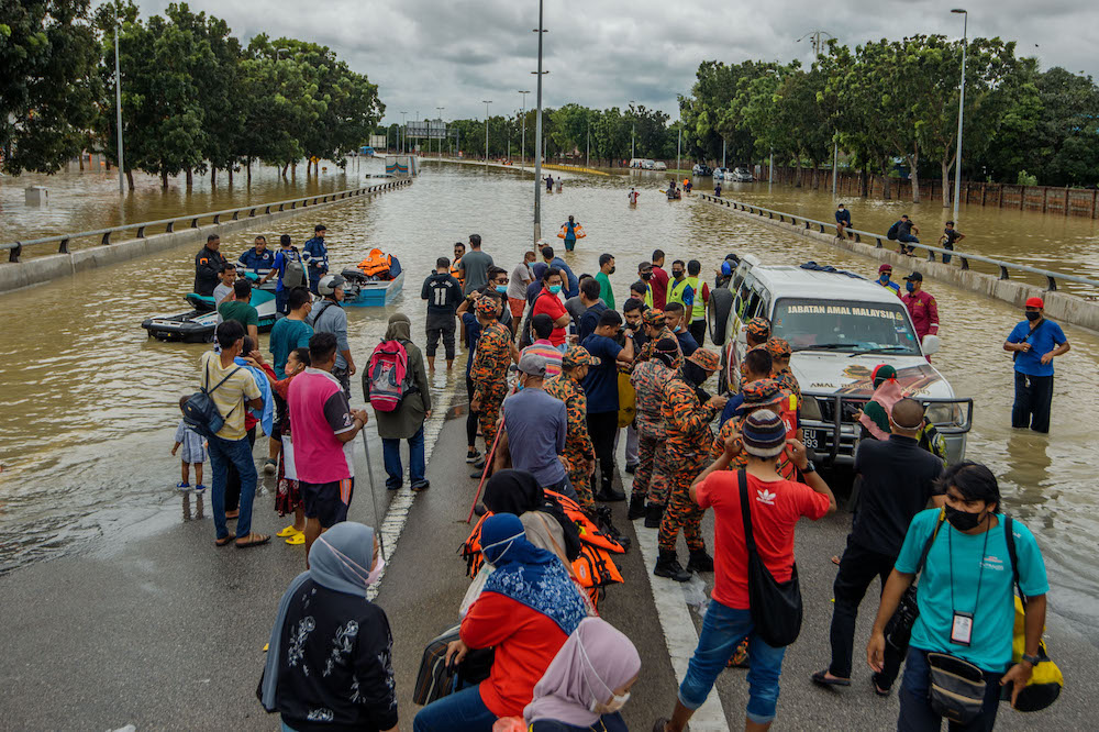 People are left stranded at LKSA as persistent rainfall causes massive floods in Shah Alam, December 18, 2021. u00e2u20acu2022 Picture by Shafwan Zaidon