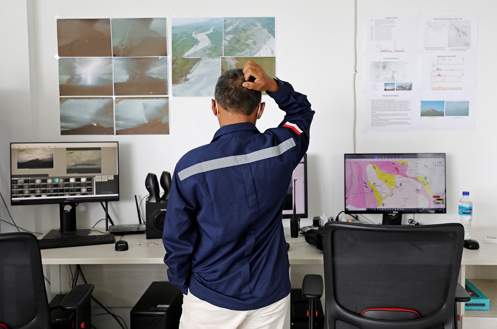 An official observes a monitor showing a live feed of Mount Semeru volcano following its eruption, at the Volcano Observatory in Candipuro district, Lumajang regency December 6, 2021. — Reuters pic