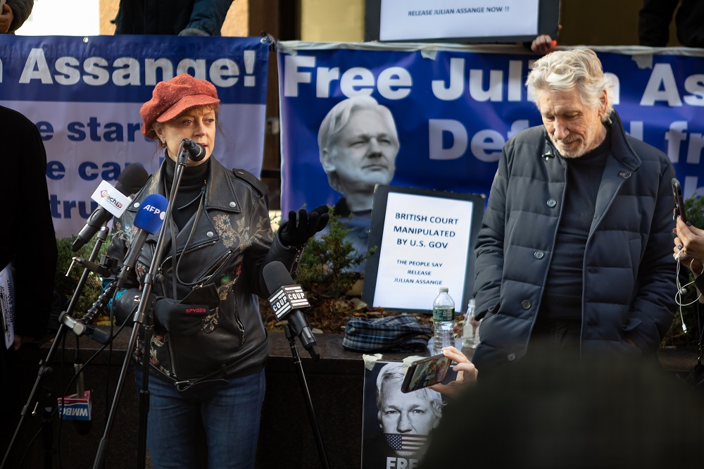 Actor Susan Sarandon (left) and English songwriter Roger Waters have taken up the cause to u00e2u20acu02dcFree Assangeu00e2u20acu2122, during a protest in front of the British Consulate in Midtown Manhattan December 13, 2021. u00e2u20acu201d Reuters pic