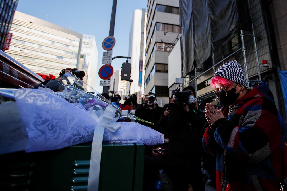 A woman mourns for victims in front of a building where a fire broke out, in Osaka December 18, 2021. u00e2u20acu201d Reuters pic