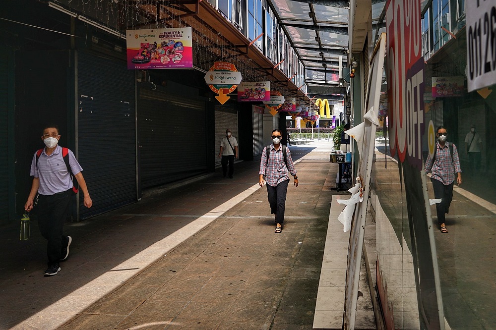 A general view of people wearing face masks in Kuala Lumpur December 8, 2021. u00e2u20acu201d Picture by Ahmad Zamzahuri