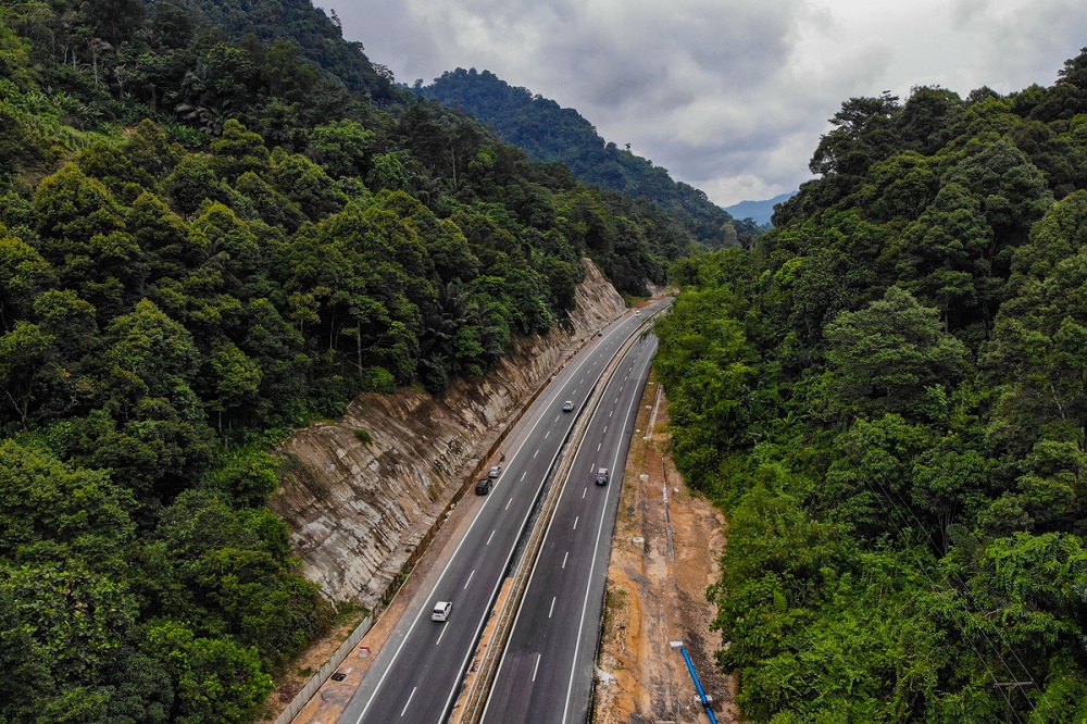 A general view of the Pan Borneo Highway in Sarawak December 8, 2021. u00e2u20acu201d Picture by Yusof Mat Isa