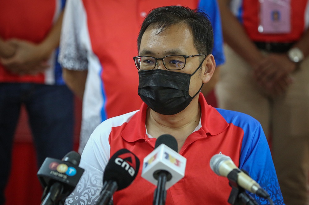 Sarawak DAP chief Chong Chien Jen (centre) speaks during a solidarity press conference at its headquarters in Kuching December 11, 2021. u00e2u20acu201d Picture by Yusof Mat Isa