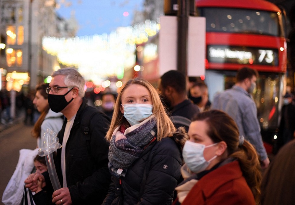 Shoppers, some wearing face coverings, cross Oxford Street in central London on December 4, 2021, as compulsory mask wearing in shops has been reintroduced in England as fears rise over the Omicron variant of Covid-19. u00e2u20acu201d AFP pic