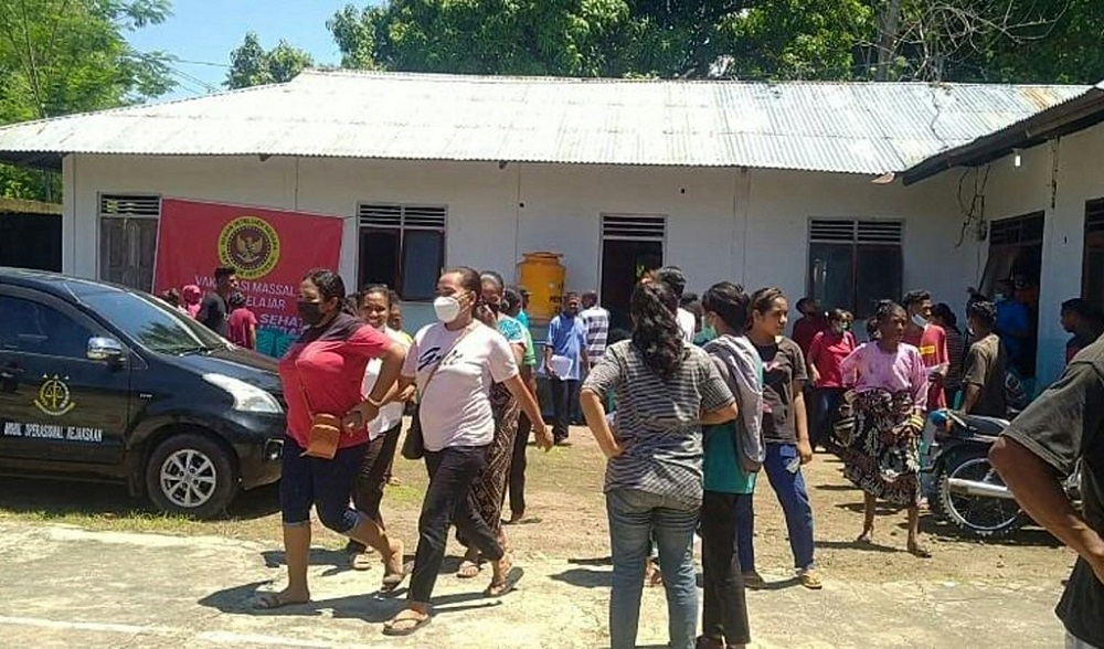 Villagers stand outside a building in Maumere in East Nusa Tenggara on Flores island, after a 7.3-magnitude earthquake struck off the coast in eastern Indonesia, December 14, 2021. u00e2u20acu201d AFP picnn
