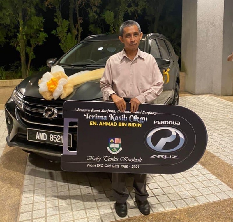 Ahmad Bidin with his brand new car that he received from students in his 1980u00e2u20acu2122s till the 2021 batch. u00e2u20acu201d Picture via Twitter/Twt_Bajet