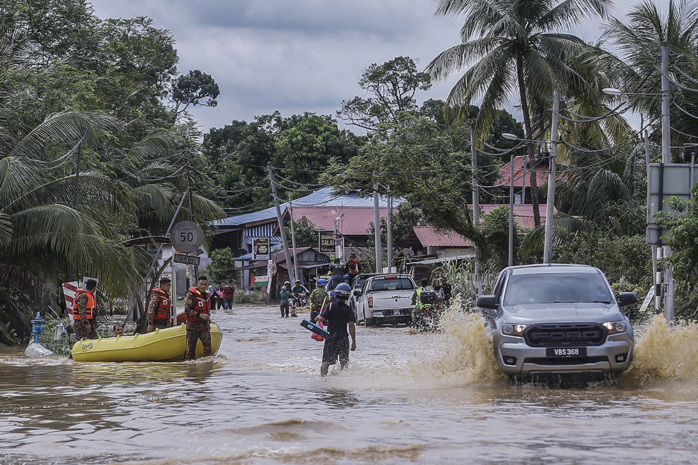 Several flood victims were seen wading through the floods in Hulu Langat December 19, 2021. u00e2u20acu201d Picture by Hari Anggara