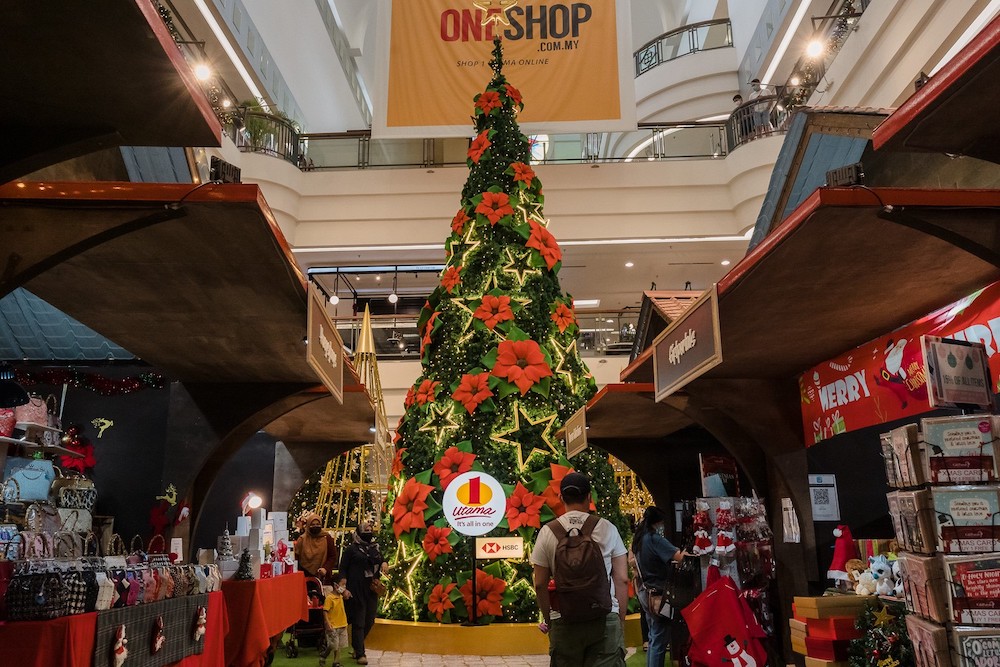 The gigantic Christmas tree with red flowers and stars at One Utama. — Picture by Devan Manuel.