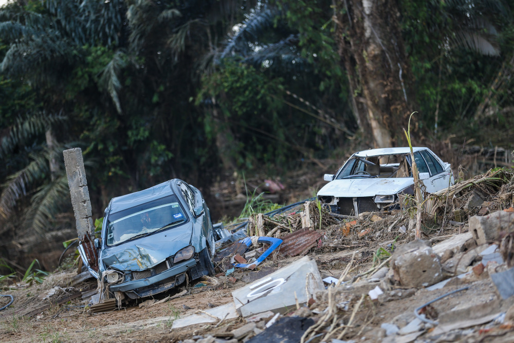 A view of the situation after heavy floods in Karak December 27, 2021. — Picture by Hari Anggara