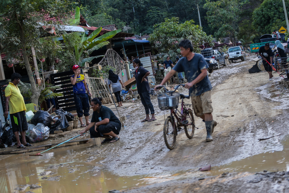 A view of the situation after heavy floods in Karak December 27, 2021. — Picture by Hari Anggara