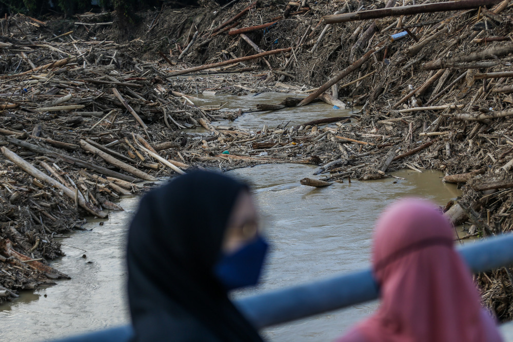A view of the situation after heavy floods in Karak December 27, 2021. — Picture by Hari Anggara
