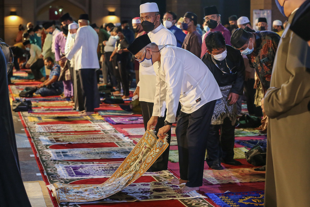 Prime Minister Datuk Seri Ismail Sabri Yaakob is pictured praying at the Putra Mosque in Putrajaya December 31, 2021. u00e2u20acu201d Picture by Yusof Mat Isann