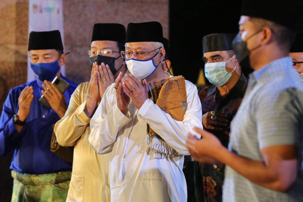 Prime Minister Datuk Seri Ismail Sabri Yaakob is pictured praying at the Putra Mosque in Putrajaya December 31, 2021. u00e2u20acu201d Picture by Yusof Mat Isann