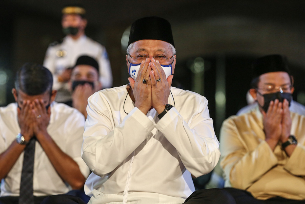 Prime Minister Datuk Seri Ismail Sabri Yaakob is pictured praying at the Putra Mosque in Putrajaya December 31, 2021. u00e2u20acu201d Picture by Yusof Mat Isann