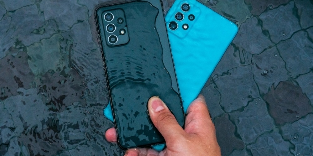 Samsung had reintroduced water resistance to its mid-range smartphones with the Galaxy A72 and A52. u00e2u20acu201d Picture courtesy of Samsung via SoyaCincau