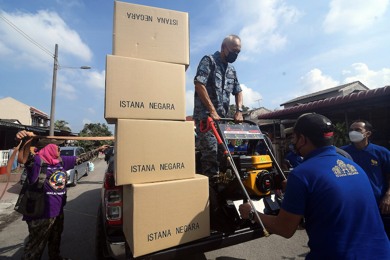 Istana Negara Disaster Relief Team operations director Brigadier-General Datuk Mohamed Zahari Yahya and his team providing assistance and donations to flood victims in Klang December 24, 2021. u00e2u20acu201d Bernama pic