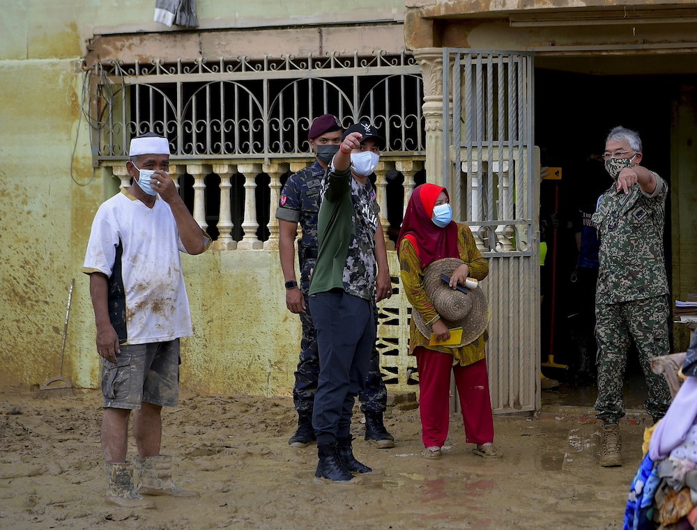 Yang di-Pertuan Agong Al-Sultan Abdullah Riu00e2u20acu2122ayatuddin Al-Mustafa Billah Shah (right) visits a flood victimu00e2u20acu2122s home in Mentakab December 27, 2021. u00e2u20acu201d Bernama pic 