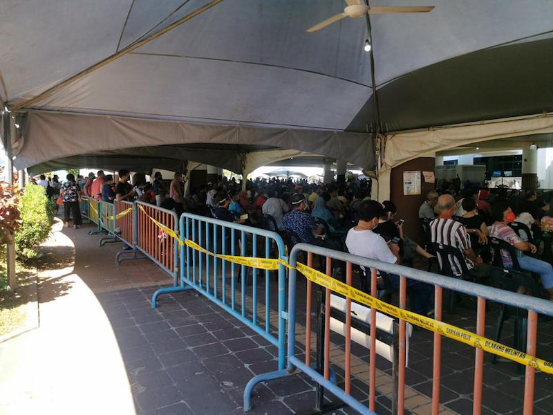 A view of the overcrowding situation at PPV Stadium Perpaduan in Kuching due to the technical problems, including the temporary power supply outage, on June 14, 2021. — Picture by Roystein Emmor via Borneo Post
