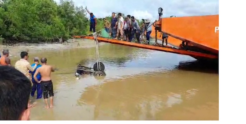 The pick-up truck being taken out of Batang Lupar. The Jan 1 incident claimed the lives of nine people, including a four-month-old baby. u00e2u20acu201d Borneo Post pic