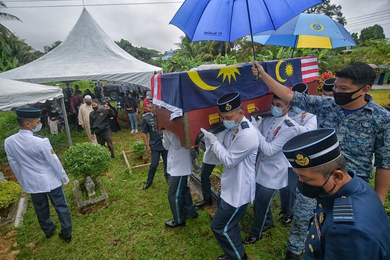RMAF pallbearers carrying the remains of the corporal to be laid to rest at the Muslim cemetery in Kampung Melayu Siniawan Seberang. The corporal was among four who died in a shooting incident at the RMAF camp in Kota Samarahan on Aug 13. — Bernama pic
