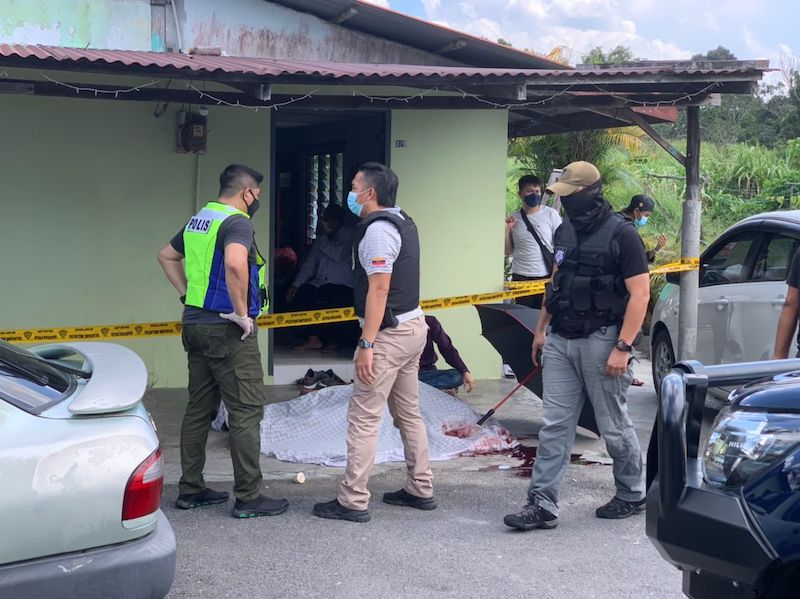 Police seen at the house in Kampung Kolong 1, Sungai Tengah near Kuching, where a shooting incident occurred on Oct 13. — Borneo Post pic