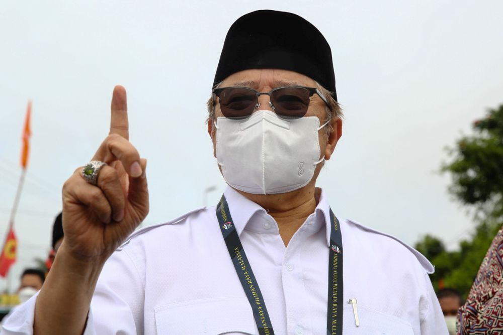 Gabungan Parti Sarawak's Gedung candidate Tan Sri Abang Johari Openg arrives at the nomination centre at Dewan Masyarakat Gedung, Sarawak December 6, 2021. — Picture by Yusof Mat Isa