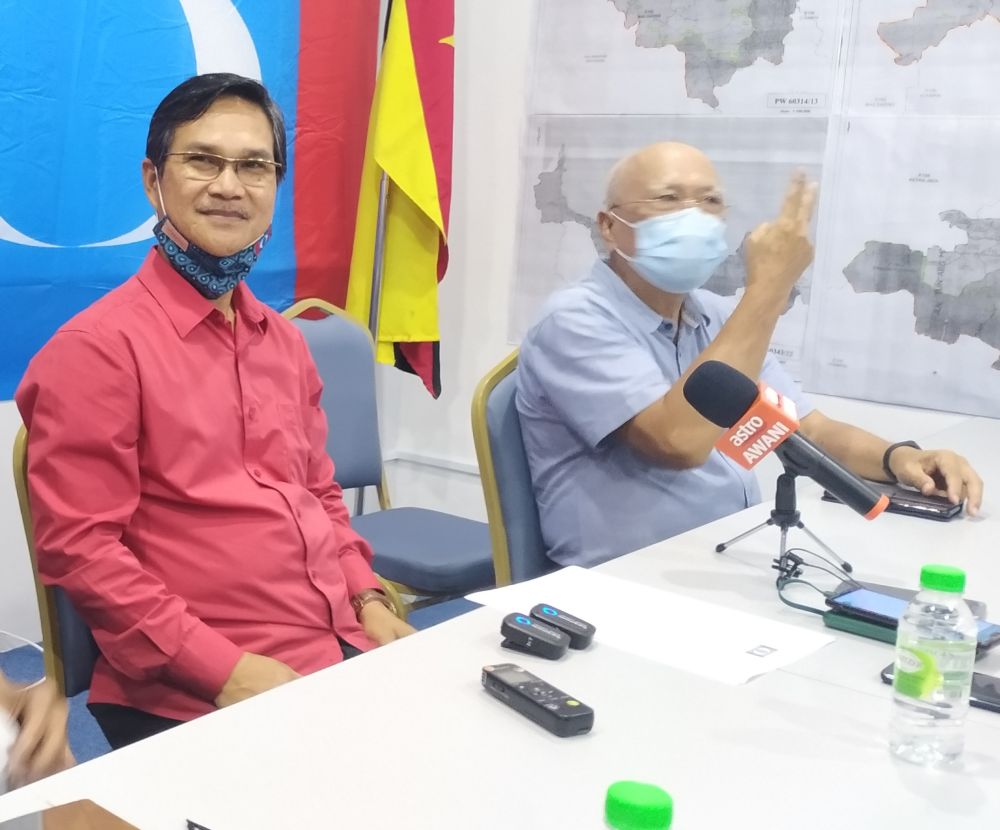 Acting state PKR chairman Abang Zulkifli Abang Engkeh, speaking to reporters, says it is not an issue for the three component parties to have different election manifestos. u00e2u20acu201d Picture by Sulok Tawie