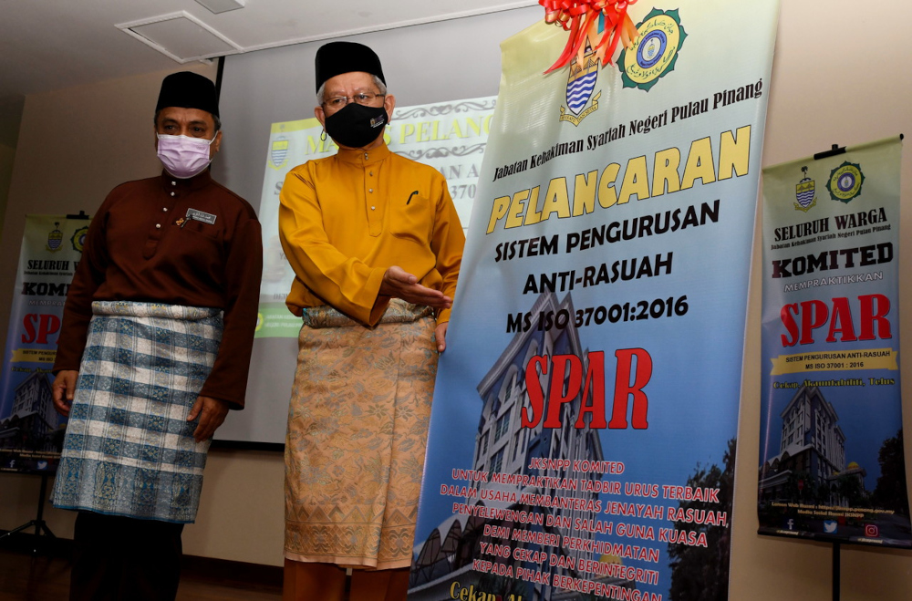 Penang Deputy Chief Minister I Datuk Ahmad Zakiyuddin Abdul Rahman (right) launches the Anti-Corruption Management System at the Penang Shariah Judiciary Complex in George Town, December 10, 2021. u00e2u20acu201d Bernama 