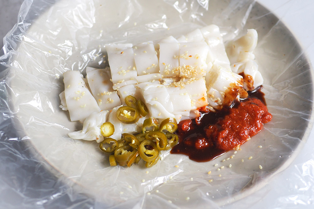 You can also get plain 'chee cheong fun' with chilli and brown sauces.