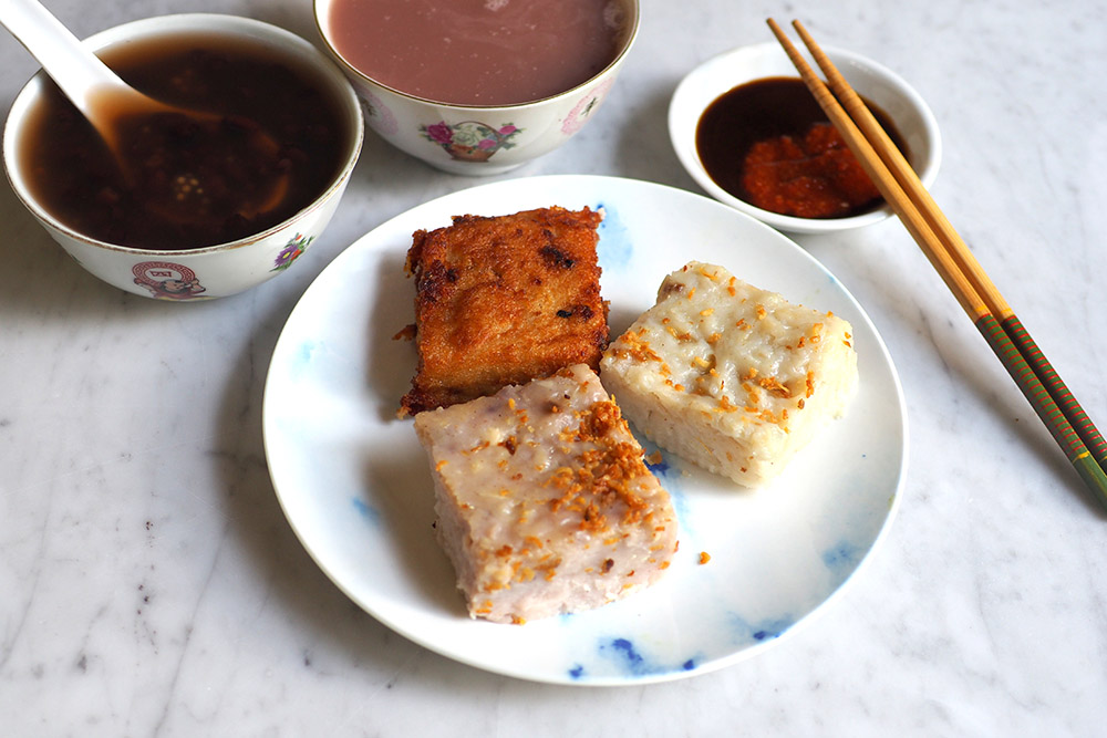 You can also select from a choice of yam cake, steamed or fried radish cake from the counter.