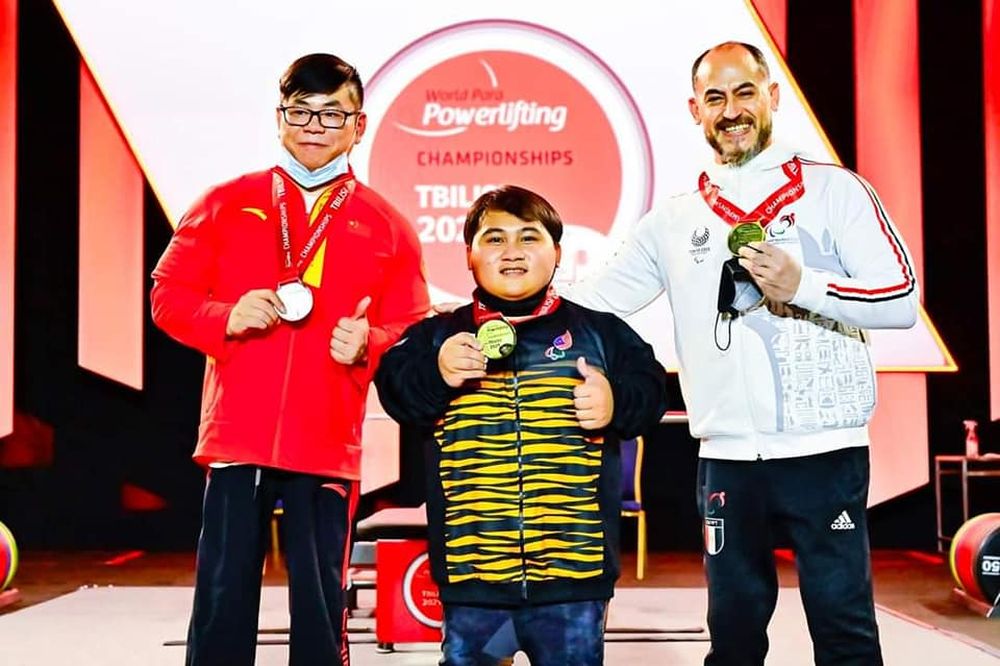 Bonnie Bunyau Gustin poses with his gold medal together with Peng Hu of China (left) and Ibrahim Shabban of Egypt (right). u00e2u20acu201d Picture via Facebook