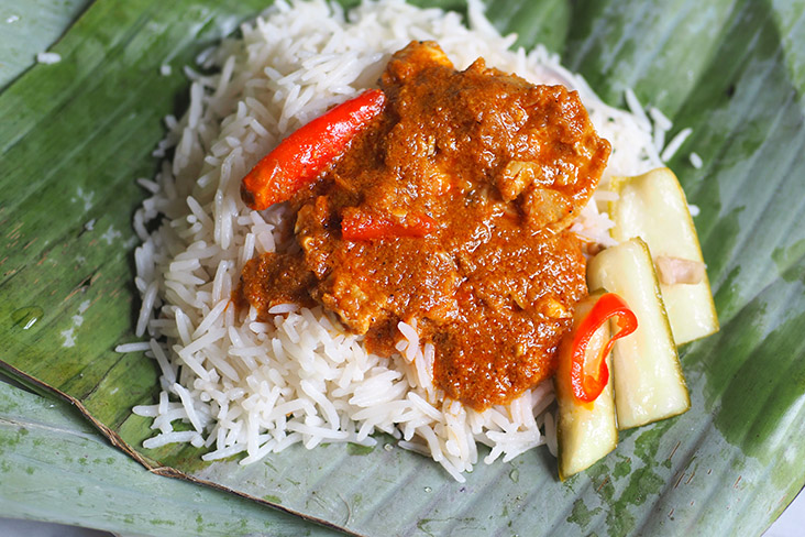 The 'nasi dagang' Terengganu style goes well with the 'gulai ayam'