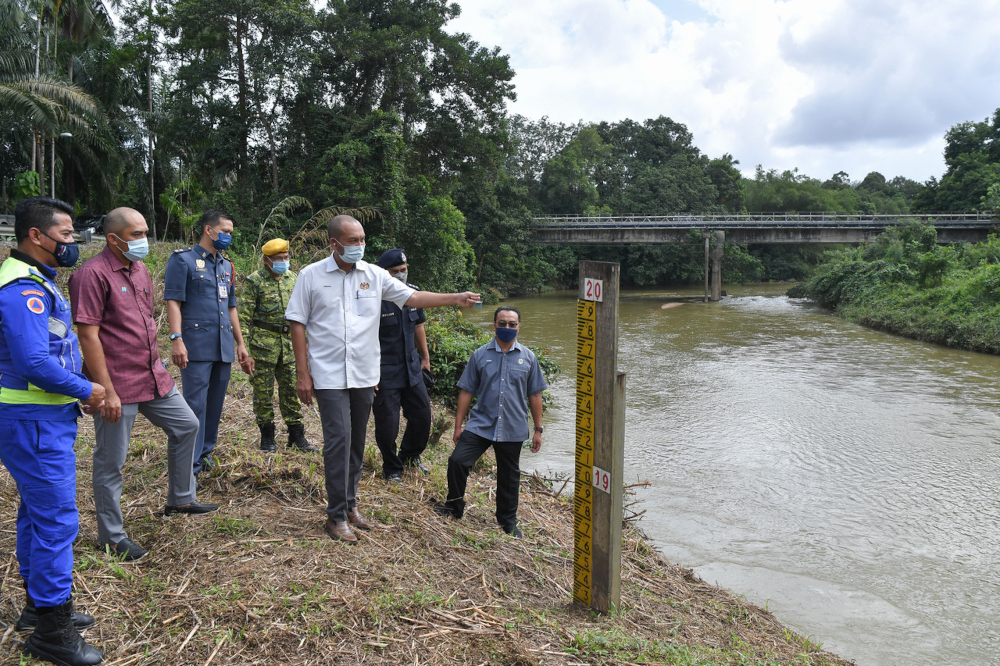 State Drainage and Irrigation Department deputy director (development) Osman Abdullah explaining the early warning flood siren station in Kampung Pengkalan Ajal, Hulu Terengganu, December 8, 2021. u00e2u20acu201d Bernama pic 