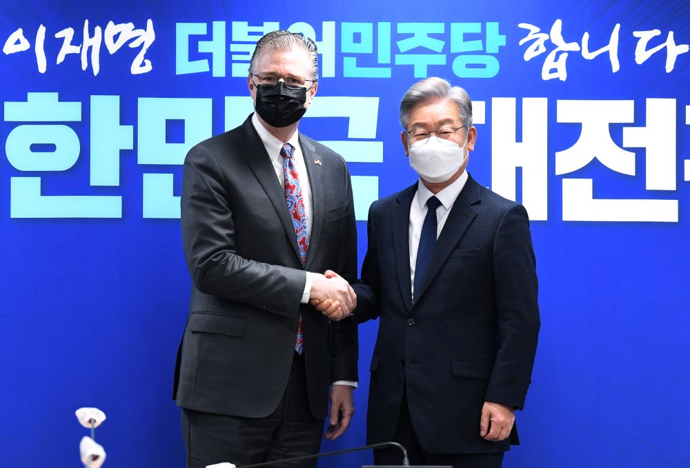 Daniel J. Kritenbrink, US assistant Secretary of State for East Asian and Pacific Affairs shakes hands with South Korean presidential candidate, Lee Jae-myung in Seoul November 11, 2021. u00e2u20acu201d Reuters pic