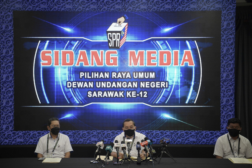 EC chairman Datuk Abdul Ghani Salleh at a press conference at the Sultan Iskandar building in Kuching at the end of the nomination process, December 6, 2021. u00e2u20acu201d Bernama picnn