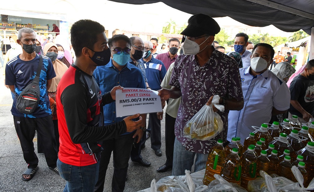 Deputy Domestic Trade and Consumer Affairs Minister Datuk Rosol Wahid at the launch of the Malaysian Family Sales Programme in Bukit Mertajam December 11, 2021. u00e2u20acu201d Bernama pic