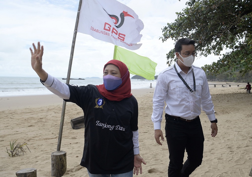 Tourism, Arts and Culture Minister Datuk Seri Nancy Shukri (left) at the launch of the u00e2u20acu02dcVoluntourism: Greening Malaysiau00e2u20acu2122 programme at Pantai Telok Melano in Semantan December 11, 2021. u00e2u20acu201d Bernama pic