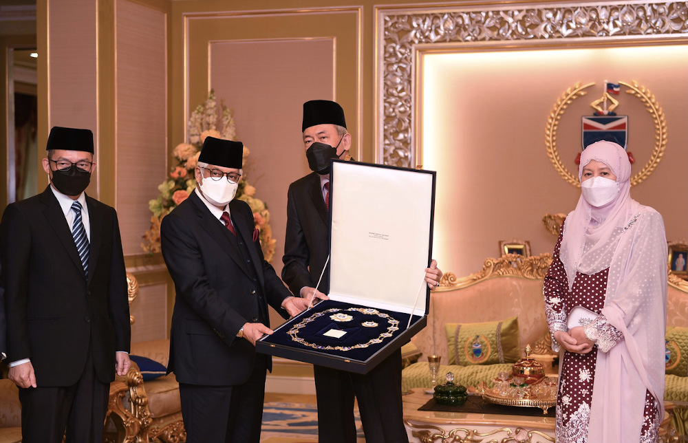 Penang Yang Dipertua Negeri Tun Ahmad Fuzi Abdul Razak (2nd left) today was bestowed the Seri Panglima Darjah Kinabalu (SPDK) by Sabah Yang Dipertua Negeri Tun Juhar Mahiruddin (centre) at the Istana Seri Kinabalu December 17, 2021. u00e2u20acu201d Bernama pic
