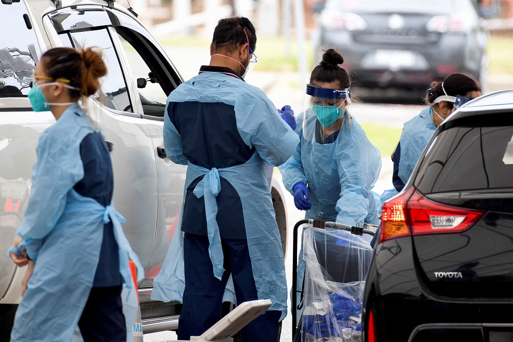 Healthcare workers administer Covid-19 tests at St Vincent's Hospital drive-through testing clinic at Bondi Beach in Sydney, December 17, 2021. u00e2u20acu2022 AAP Image/Bianca De Marchi via Reuters 