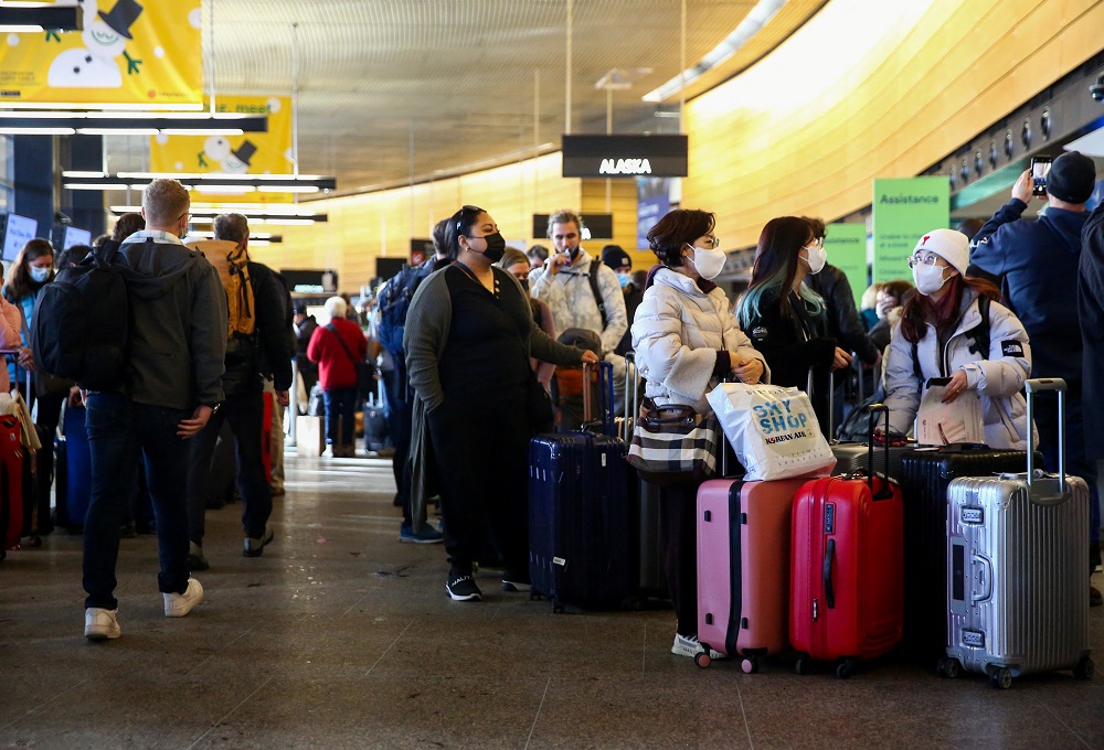 People queue in long ticketing and baggage lines after dozens of flights were listed as cancelled or delayed at Seattle-Tacoma International Airport (Sea-Tac) in Seattle, Washington December 27, 2021. u00e2u20acu2022 Reuters pic