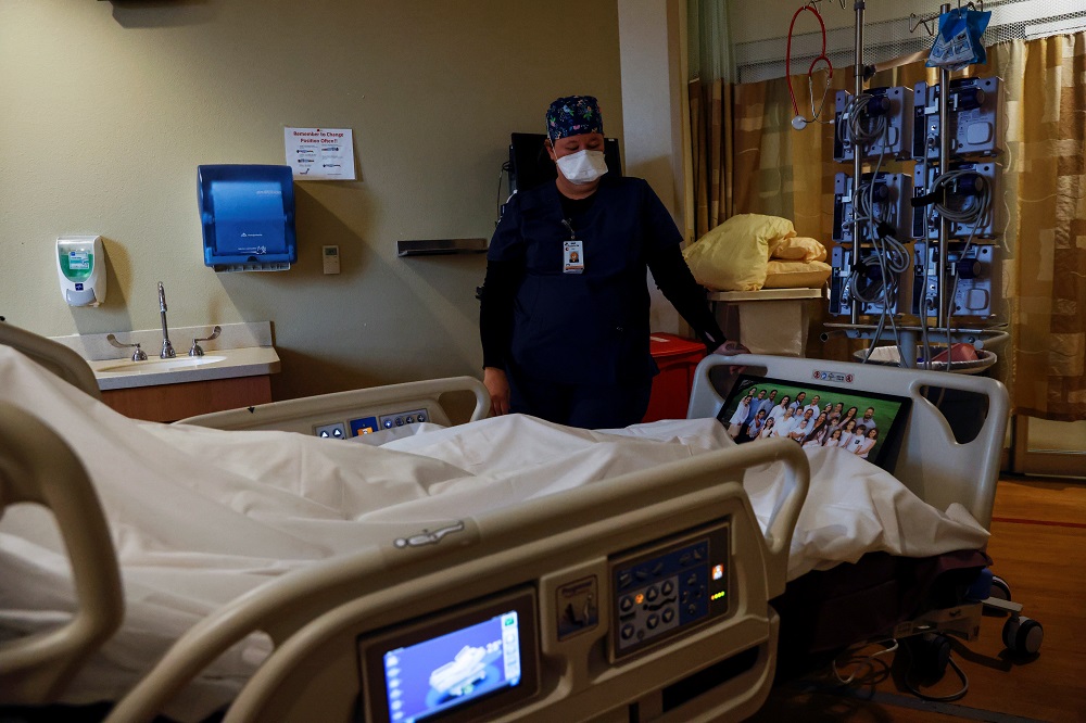 Registered nurse Patricia Thomas looks at a deceased Covid-19 positive patient in the intensive care unit (ICU) at San Juan Regional Medical Center in Farmington, New Mexico December 10, 2021. u00e2u20acu2022 Reuters pic