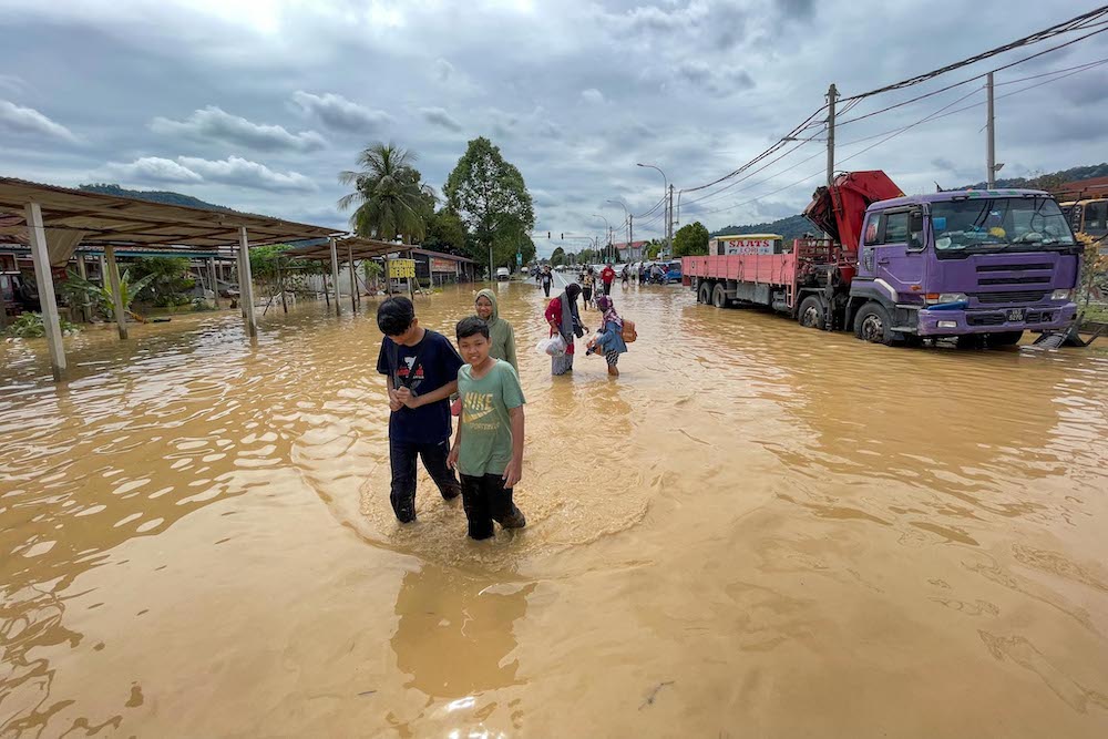 Several flood victims were seen wading through the floods in Hulu Langat, December 19, 2021. u00e2u20acu201d Picture by Hari Anggara