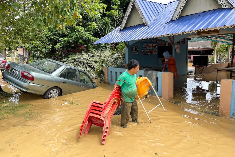 Flood victims clean up their homes in Hulu Langat, December 19, 2021. — Picture by Hari Anggara